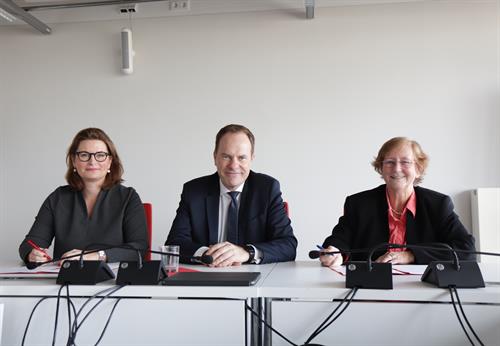 Stadtwerke-Vorständin Dr. Charlotte Beissel (li.) und HSD-Präsidentin Prof. Dr. Edeltraud Vomberg unterzeichneten den Kooperationsvertrag im Beisein von Oberbürgermeister Dr. Stephan Keller. Foto: Otto Schumacher